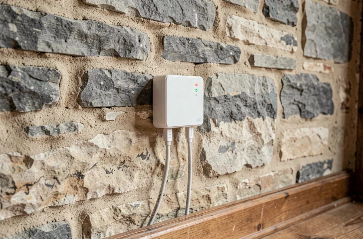 Inverseur de polarité électromagnétique installé sur un mur en pierre sèche d'une maison ancienne après traitement anti-humidité