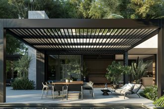 Pergola bioclimatique en aluminium : ce qu'il faut savoir avant de se lancer
